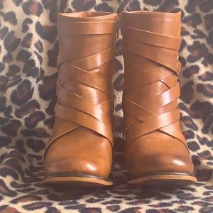 I’m selling a pair of Pierre Dumas ankle boots in a size 6. The color is cognac.